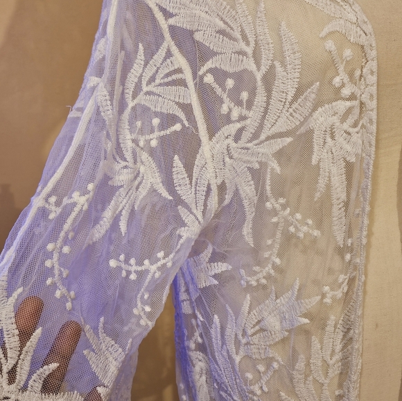 Vince Camuto Cream Lace Detail - Picture 4 of 4